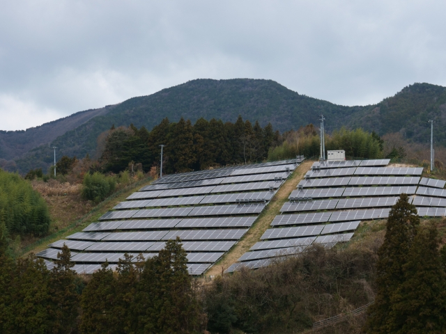山の斜面に設置されたソーラーパネル